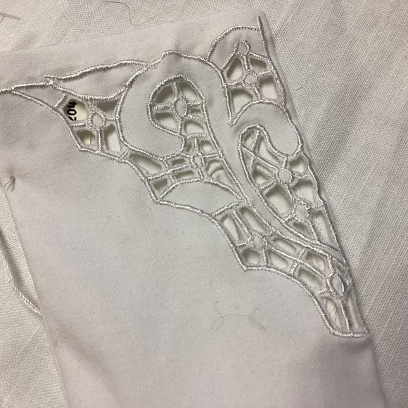 WOMENS white gloves CUT OUT DESIGN RARE INTRICATE WEDDING ? SPRING ? - Picture 2 of 10